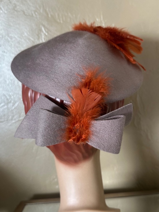 MARVELOUS 1950\'s TAUPE FELT HAT + BACK BOW & RUST FEATHER TRIM main image 11